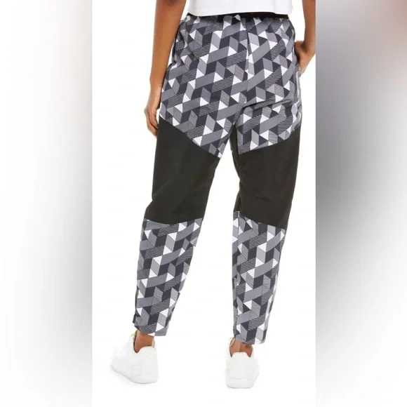 Nike Women’s Nylon Pants Women’s Geometric Black Rainwear, walk-in outdoor pants - Picture 4 of 11
